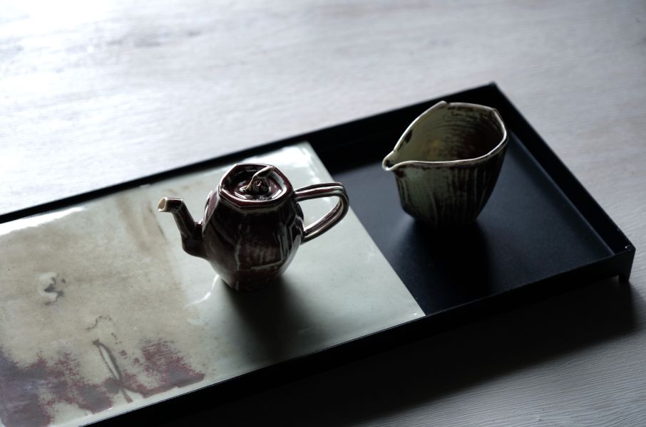 吳慧芳 ｜銅釉紅 茶壺 《形式之外 Beyond Form》｜吳慧芳 個展
 
當器物不再服膺傳統形式,
創作的秩序,是否能從土裡自由生長？
來自苗栗、深耕陶藝十五年的創作者吳慧芳,長年研習絞胎技法與釉色配製,於火與土之間累積數百次窯燒經驗。此次個展,她選擇放下過往熟悉的節奏與邏輯,以全新釉色與形式語彙,展開一次更靠近內在感知的創作轉身。
