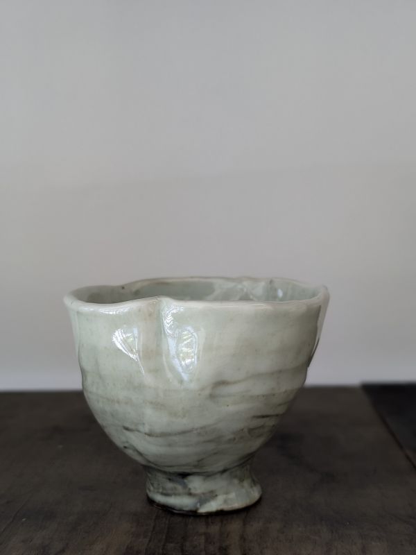 吳慧芳 ｜水墨線條 茶碗/水方-2 《形式之外 Beyond Form》｜吳慧芳 個展
 
當器物不再服膺傳統形式,
創作的秩序,是否能從土裡自由生長？
來自苗栗、深耕陶藝十五年的創作者吳慧芳,長年研習絞胎技法與釉色配製,於火與土之間累積數百次窯燒經驗。此次個展,她選擇放下過往熟悉的節奏與邏輯,以全新釉色與形式語彙,展開一次更靠近內在感知的創作轉身。