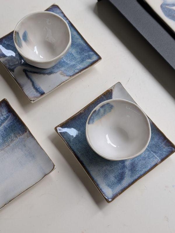 吳慧芳 ｜藍墨方碟 《形式之外 Beyond Form》｜吳慧芳 個展
 
當器物不再服膺傳統形式,
創作的秩序,是否能從土裡自由生長？
來自苗栗、深耕陶藝十五年的創作者吳慧芳,長年研習絞胎技法與釉色配製,於火與土之間累積數百次窯燒經驗。此次個展,她選擇放下過往熟悉的節奏與邏輯,以全新釉色與形式語彙,展開一次更靠近內在感知的創作轉身。
