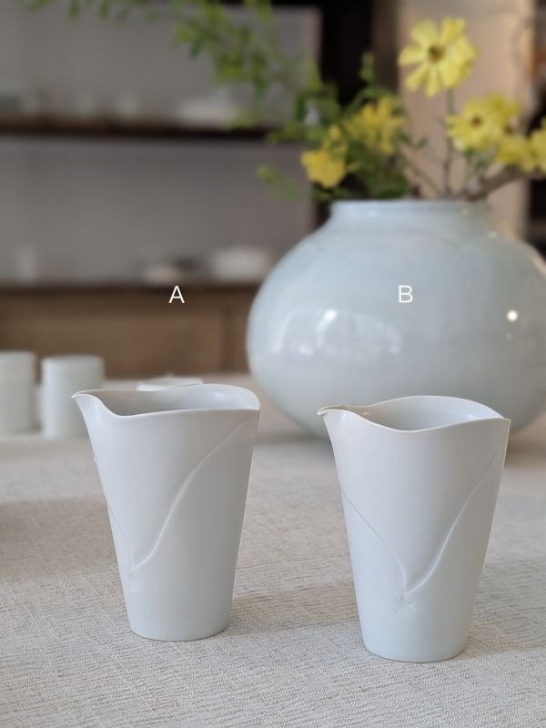 張慢 青白瓷茶海 作品多藉由輕柔小心的動作產生指向,在日常感知中搜尋相關記憶,以拆解與重組細微視角,梳理自然及現成物的輪廓與痕跡,讓他們變得輕盈自在、中性,保有更多空間自我詮釋。陶瓷僅是創作的媒材之一,無需限制於實用與非實用、工藝與藝術之間,作品的形成,即是我記錄生活的習慣與方式,人的記憶有限,瞬間記憶更是容易消散,我想將如同視覺暫留的種種,保留在生活當中。