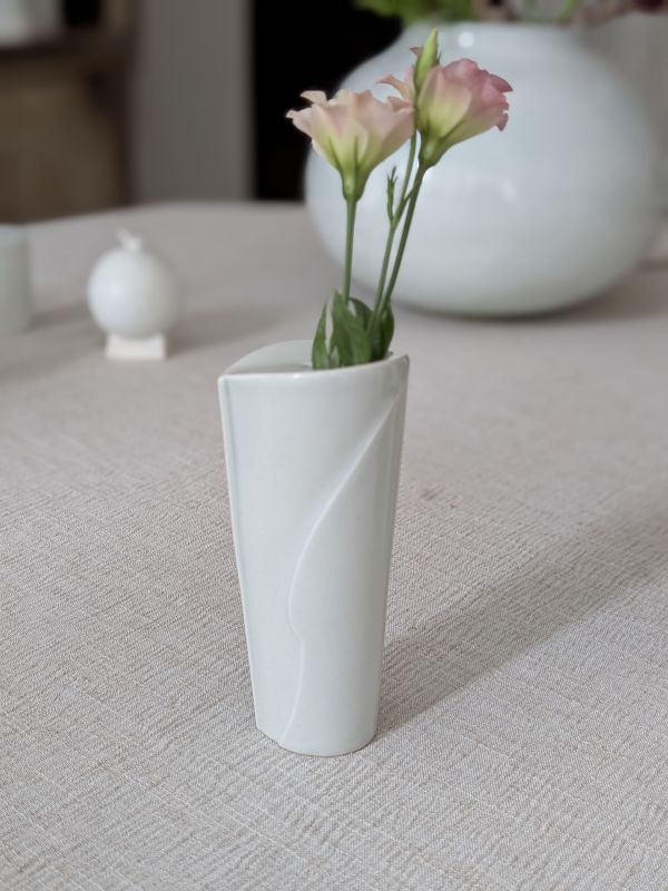 張慢 龍泉火鶴花器(中) 作品多藉由輕柔小心的動作產生指向,在日常感知中搜尋相關記憶,以拆解與重組細微視角,梳理自然及現成物的輪廓與痕跡,讓他們變得輕盈自在、中性,保有更多空間自我詮釋。陶瓷僅是創作的媒材之一,無需限制於實用與非實用、工藝與藝術之間,作品的形成,即是我記錄生活的習慣與方式,人的記憶有限,瞬間記憶更是容易消散,我想將如同視覺暫留的種種,保留在生活當中。