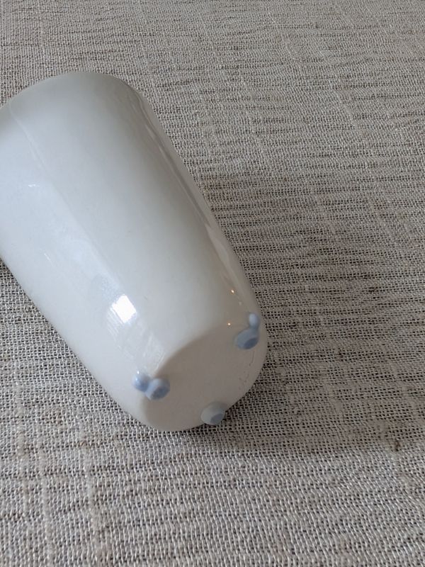 張慢 青瓷聞香杯 作品多藉由輕柔小心的動作產生指向,在日常感知中搜尋相關記憶,以拆解與重組細微視角,梳理自然及現成物的輪廓與痕跡,讓他們變得輕盈自在、中性,保有更多空間自我詮釋。陶瓷僅是創作的媒材之一,無需限制於實用與非實用、工藝與藝術之間,作品的形成,即是我記錄生活的習慣與方式,人的記憶有限,瞬間記憶更是容易消散,我想將如同視覺暫留的種種,保留在生活當中。