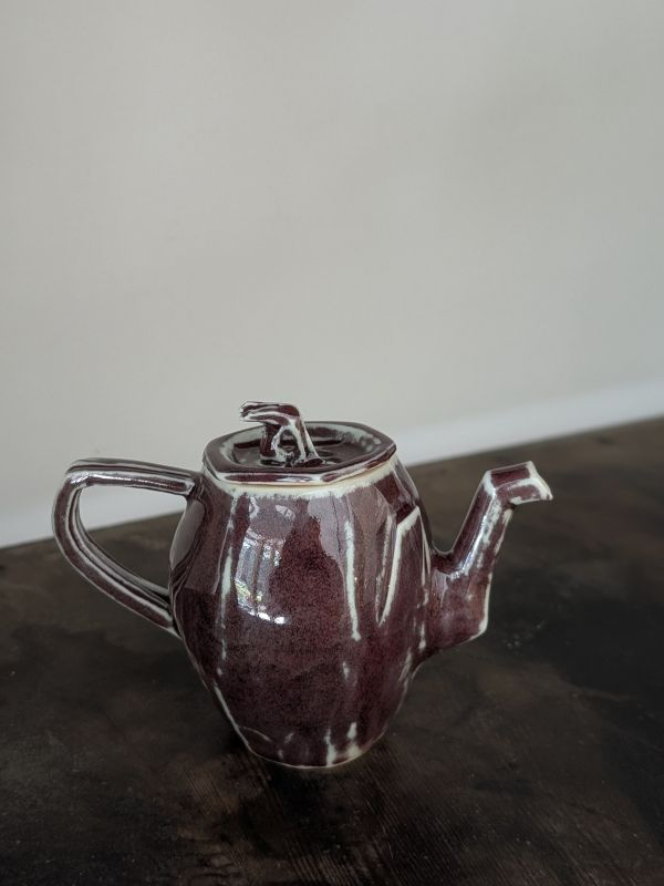 吳慧芳 ｜銅釉紅 茶壺 《形式之外 Beyond Form》｜吳慧芳 個展
 
當器物不再服膺傳統形式,
創作的秩序,是否能從土裡自由生長？
來自苗栗、深耕陶藝十五年的創作者吳慧芳,長年研習絞胎技法與釉色配製,於火與土之間累積數百次窯燒經驗。此次個展,她選擇放下過往熟悉的節奏與邏輯,以全新釉色與形式語彙,展開一次更靠近內在感知的創作轉身。