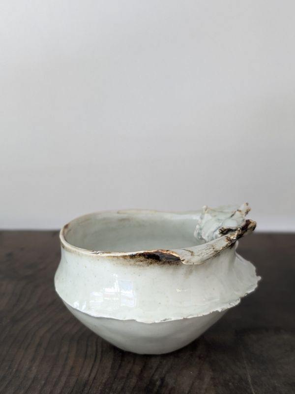 吳慧芳 ｜特殊破口 茶碗/水方-2 《形式之外 Beyond Form》｜吳慧芳 個展
 
當器物不再服膺傳統形式,
創作的秩序,是否能從土裡自由生長？
來自苗栗、深耕陶藝十五年的創作者吳慧芳,長年研習絞胎技法與釉色配製,於火與土之間累積數百次窯燒經驗。此次個展,她選擇放下過往熟悉的節奏與邏輯,以全新釉色與形式語彙,展開一次更靠近內在感知的創作轉身。