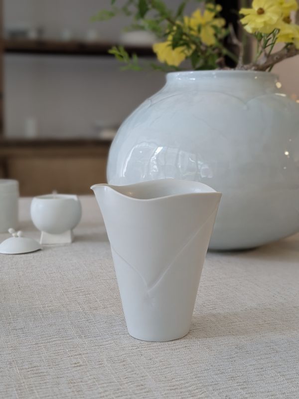 張慢 青白瓷茶海 作品多藉由輕柔小心的動作產生指向,在日常感知中搜尋相關記憶,以拆解與重組細微視角,梳理自然及現成物的輪廓與痕跡,讓他們變得輕盈自在、中性,保有更多空間自我詮釋。陶瓷僅是創作的媒材之一,無需限制於實用與非實用、工藝與藝術之間,作品的形成,即是我記錄生活的習慣與方式,人的記憶有限,瞬間記憶更是容易消散,我想將如同視覺暫留的種種,保留在生活當中。