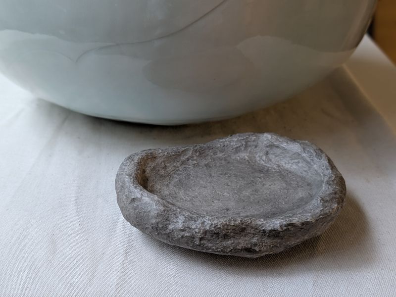 日青屾行 紙塑三腳小碟 落日酒矸系列》紙塑系列花器 作品

「酒矸倘賣嘸 酒矸倘賣嘸…… 」源自兒時記憶的歌曲,此系列花器都是以日常可得的玻璃瓶罐為基底,外觀搭配創作上擅長使用的材料「紙漿」塑造,強化本身的實用性,也強調材料本身的再生性。

外型上參照植物或是有機體去變形,也不全然都是自行塑造出來,有時也依附瓶罐本身的造型下去做變化,因此每一隻花器本身都略有不同,也享受這種很隨機性的創作過程。顏色表現上喜歡不飽和