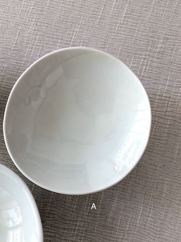 張慢 青瓷方足高台(亮光) 作品多藉由輕柔小心的動作產生指向,在日常感知中搜尋相關記憶,以拆解與重組細微視角,梳理自然及現成物的輪廓與痕跡,讓他們變得輕盈自在、中性,保有更多空間自我詮釋。陶瓷僅是創作的媒材之一,無需限制於實用與非實用、工藝與藝術之間,作品的形成,即是我記錄生活的習慣與方式,人的記憶有限,瞬間記憶更是容易消散,我想將如同視覺暫留的種種,保留在生活當中。