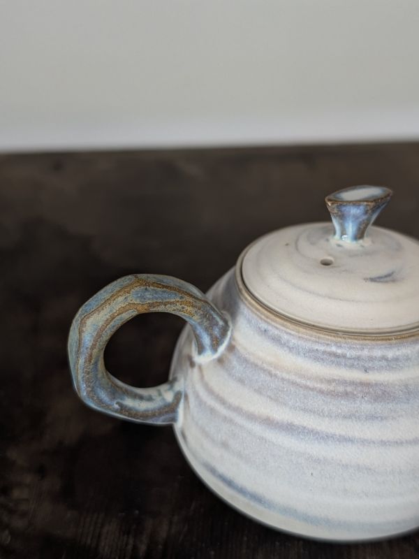 吳慧芳 ｜啞光絞胎 茶壺 《形式之外 Beyond Form》｜吳慧芳 個展
 
當器物不再服膺傳統形式,
創作的秩序,是否能從土裡自由生長？
來自苗栗、深耕陶藝十五年的創作者吳慧芳,長年研習絞胎技法與釉色配製,於火與土之間累積數百次窯燒經驗。此次個展,她選擇放下過往熟悉的節奏與邏輯,以全新釉色與形式語彙,展開一次更靠近內在感知的創作轉身。