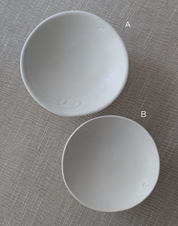 張慢 青白瓷方足高台(啞光) 作品多藉由輕柔小心的動作產生指向,在日常感知中搜尋相關記憶,以拆解與重組細微視角,梳理自然及現成物的輪廓與痕跡,讓他們變得輕盈自在、中性,保有更多空間自我詮釋。陶瓷僅是創作的媒材之一,無需限制於實用與非實用、工藝與藝術之間,作品的形成,即是我記錄生活的習慣與方式,人的記憶有限,瞬間記憶更是容易消散,我想將如同視覺暫留的種種,保留在生活當中。