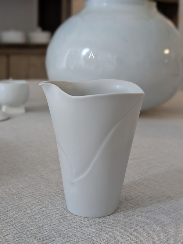 張慢 青白瓷茶海 作品多藉由輕柔小心的動作產生指向,在日常感知中搜尋相關記憶,以拆解與重組細微視角,梳理自然及現成物的輪廓與痕跡,讓他們變得輕盈自在、中性,保有更多空間自我詮釋。陶瓷僅是創作的媒材之一,無需限制於實用與非實用、工藝與藝術之間,作品的形成,即是我記錄生活的習慣與方式,人的記憶有限,瞬間記憶更是容易消散,我想將如同視覺暫留的種種,保留在生活當中。