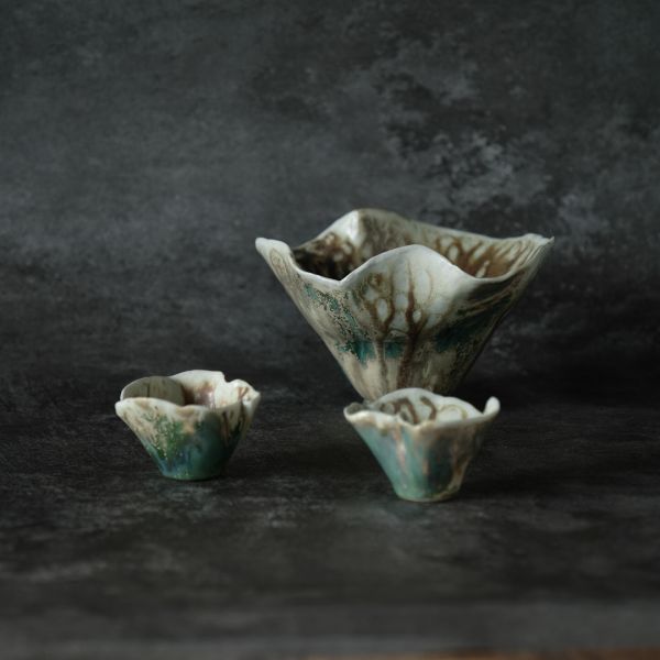 形式之外 Beyond Form 吳慧芳 個展 《形式之外 Beyond Form》｜吳慧芳 個展
 
當器物不再服膺傳統形式,
創作的秩序,是否能從土裡自由生長？
來自苗栗、深耕陶藝十五年的創作者吳慧芳,長年研習絞胎技法與釉色配製,於火與土之間累積數百次窯燒經驗。此次個展,她選擇放下過往熟悉的節奏與邏輯,以全新釉色與形式語彙,展開一次更靠近內在感知的創作轉身。