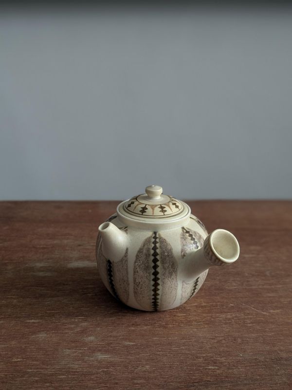 燻 陶 漫 行 ｜彩繪側把壺2 陶藝 陶土 手工器皿 豬口杯 陶器 家飾 藝術 雕塑 茶壺 茶具 鶯歌 咖啡杯
花器 缽 側把壺