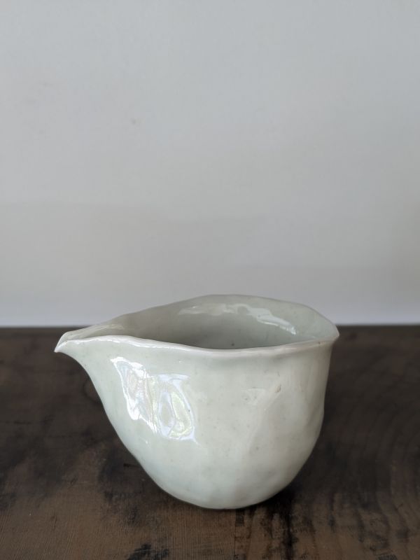 吳慧芳 ｜青葡萄 茶海 《形式之外 Beyond Form》｜吳慧芳 個展
 
當器物不再服膺傳統形式,
創作的秩序,是否能從土裡自由生長？
來自苗栗、深耕陶藝十五年的創作者吳慧芳,長年研習絞胎技法與釉色配製,於火與土之間累積數百次窯燒經驗。此次個展,她選擇放下過往熟悉的節奏與邏輯,以全新釉色與形式語彙,展開一次更靠近內在感知的創作轉身。