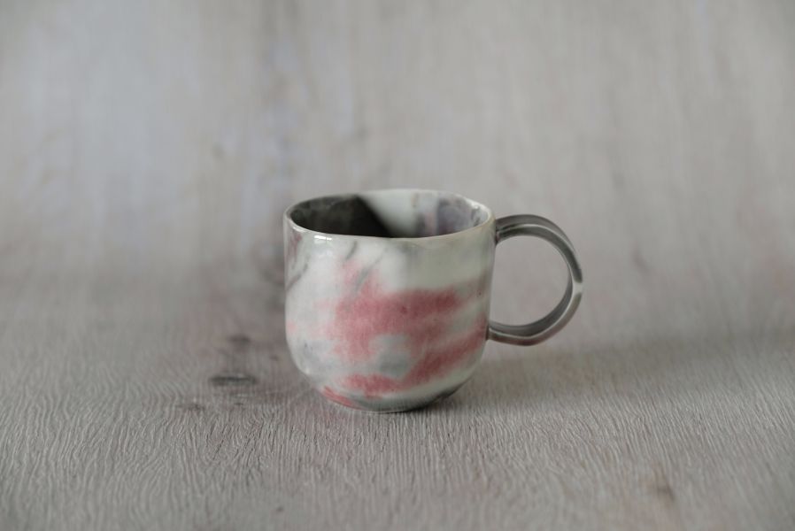 吳慧芳 ｜水墨意象把杯 《形式之外 Beyond Form》｜吳慧芳 個展
 
當器物不再服膺傳統形式,
創作的秩序,是否能從土裡自由生長？
來自苗栗、深耕陶藝十五年的創作者吳慧芳,長年研習絞胎技法與釉色配製,於火與土之間累積數百次窯燒經驗。此次個展,她選擇放下過往熟悉的節奏與邏輯,以全新釉色與形式語彙,展開一次更靠近內在感知的創作轉身。