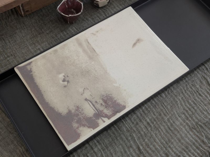 吳慧芳 ｜寫意筆墨-2 承 《形式之外 Beyond Form》｜吳慧芳 個展
 
當器物不再服膺傳統形式,
創作的秩序,是否能從土裡自由生長？
來自苗栗、深耕陶藝十五年的創作者吳慧芳,長年研習絞胎技法與釉色配製,於火與土之間累積數百次窯燒經驗。此次個展,她選擇放下過往熟悉的節奏與邏輯,以全新釉色與形式語彙,展開一次更靠近內在感知的創作轉身。