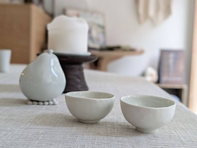 張慢 青瓷茶杯 作品多藉由輕柔小心的動作產生指向,在日常感知中搜尋相關記憶,以拆解與重組細微視角,梳理自然及現成物的輪廓與痕跡,讓他們變得輕盈自在、中性,保有更多空間自我詮釋。陶瓷僅是創作的媒材之一,無需限制於實用與非實用、工藝與藝術之間,作品的形成,即是我記錄生活的習慣與方式,人的記憶有限,瞬間記憶更是容易消散,我想將如同視覺暫留的種種,保留在生活當中。