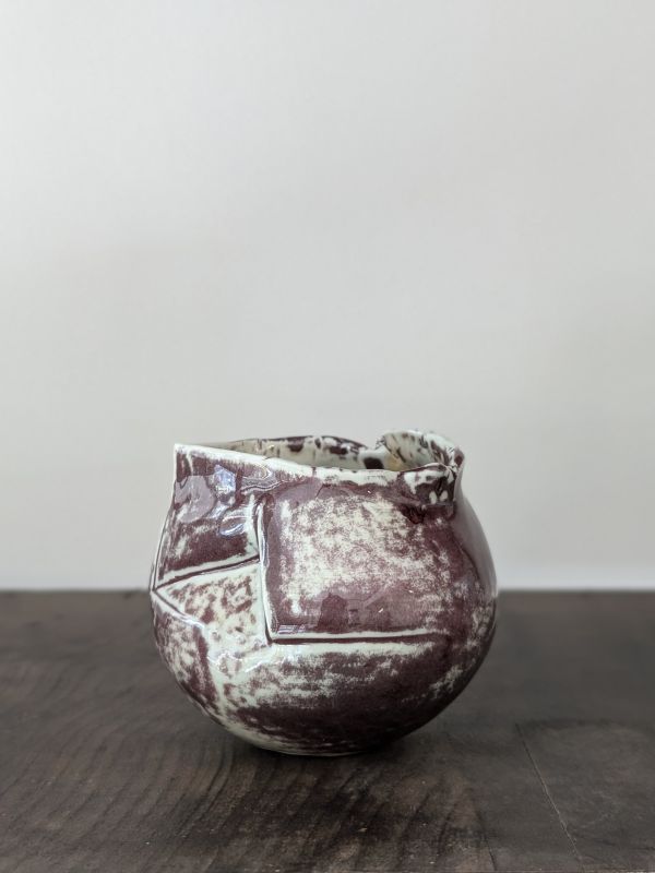 吳慧芳 ｜銅釉紅 水方/花器 《形式之外 Beyond Form》｜吳慧芳 個展
 
當器物不再服膺傳統形式,
創作的秩序,是否能從土裡自由生長？
來自苗栗、深耕陶藝十五年的創作者吳慧芳,長年研習絞胎技法與釉色配製,於火與土之間累積數百次窯燒經驗。此次個展,她選擇放下過往熟悉的節奏與邏輯,以全新釉色與形式語彙,展開一次更靠近內在感知的創作轉身。