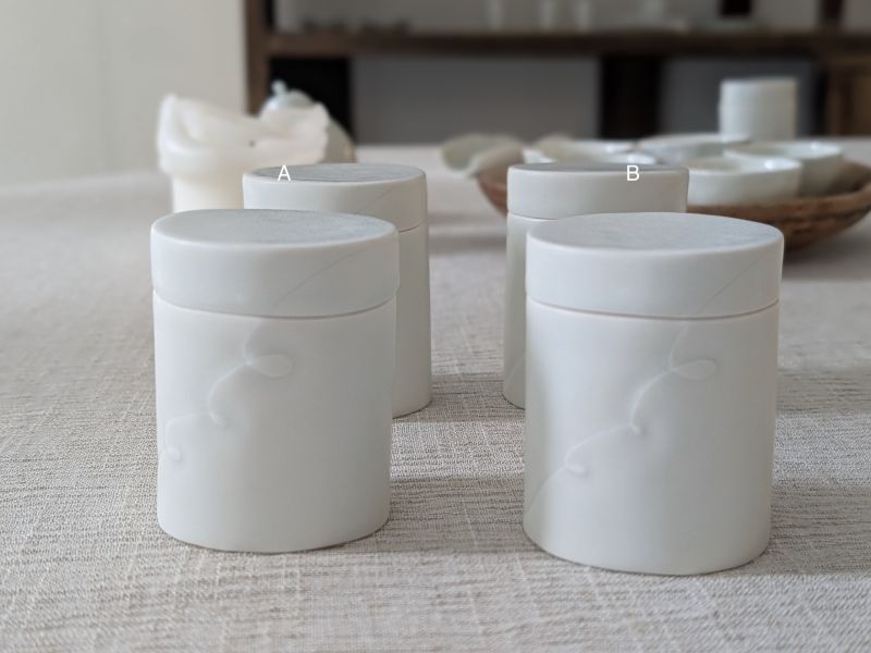 張慢 橢圓青白瓷茶倉(啞光) 作品多藉由輕柔小心的動作產生指向,在日常感知中搜尋相關記憶,以拆解與重組細微視角,梳理自然及現成物的輪廓與痕跡,讓他們變得輕盈自在、中性,保有更多空間自我詮釋。陶瓷僅是創作的媒材之一,無需限制於實用與非實用、工藝與藝術之間,作品的形成,即是我記錄生活的習慣與方式,人的記憶有限,瞬間記憶更是容易消散,我想將如同視覺暫留的種種,保留在生活當中。