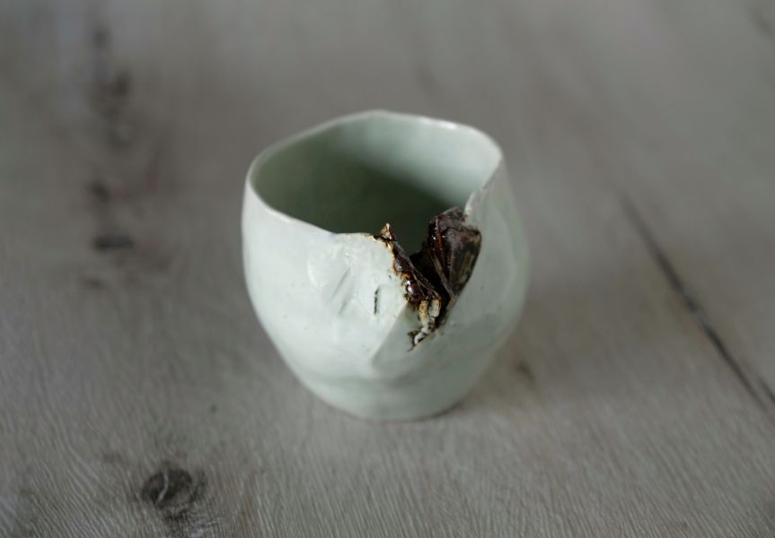 吳慧芳 ｜特殊破口 茶碗/水方-1 《形式之外 Beyond Form》｜吳慧芳 個展
 
當器物不再服膺傳統形式,
創作的秩序,是否能從土裡自由生長？
來自苗栗、深耕陶藝十五年的創作者吳慧芳,長年研習絞胎技法與釉色配製,於火與土之間累積數百次窯燒經驗。此次個展,她選擇放下過往熟悉的節奏與邏輯,以全新釉色與形式語彙,展開一次更靠近內在感知的創作轉身。