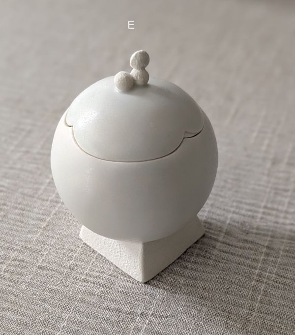 張慢 球型青白瓷茶倉(啞光) 作品多藉由輕柔小心的動作產生指向,在日常感知中搜尋相關記憶,以拆解與重組細微視角,梳理自然及現成物的輪廓與痕跡,讓他們變得輕盈自在、中性,保有更多空間自我詮釋。陶瓷僅是創作的媒材之一,無需限制於實用與非實用、工藝與藝術之間,作品的形成,即是我記錄生活的習慣與方式,人的記憶有限,瞬間記憶更是容易消散,我想將如同視覺暫留的種種,保留在生活當中。