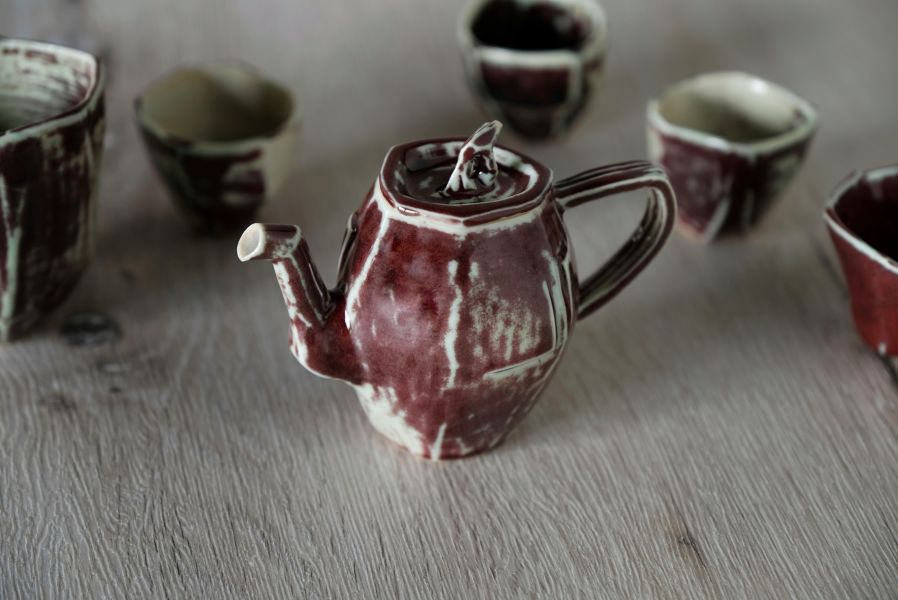 吳慧芳 ｜銅釉紅 茶壺 《形式之外 Beyond Form》｜吳慧芳 個展
 
當器物不再服膺傳統形式,
創作的秩序,是否能從土裡自由生長？
來自苗栗、深耕陶藝十五年的創作者吳慧芳,長年研習絞胎技法與釉色配製,於火與土之間累積數百次窯燒經驗。此次個展,她選擇放下過往熟悉的節奏與邏輯,以全新釉色與形式語彙,展開一次更靠近內在感知的創作轉身。