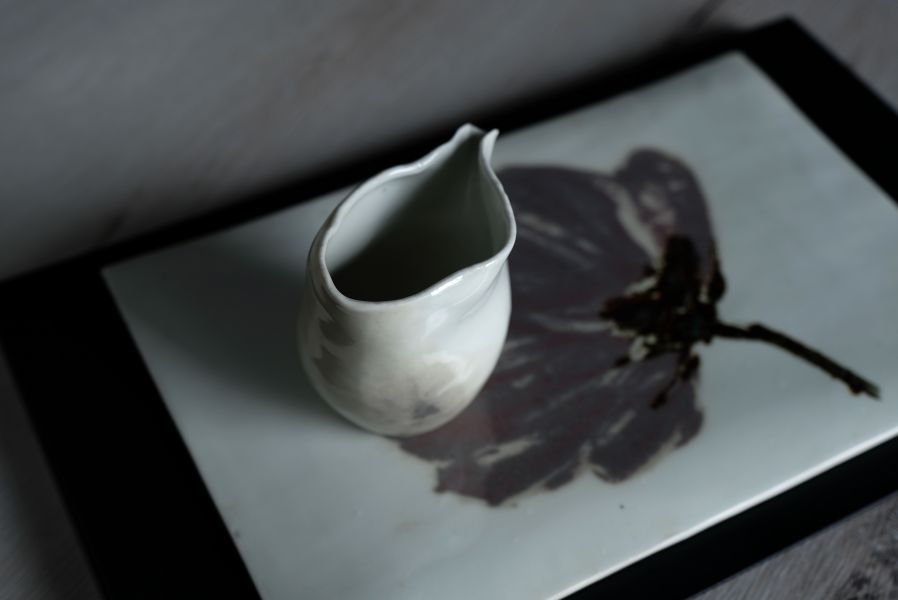 吳慧芳 ｜墨花 承 《形式之外 Beyond Form》｜吳慧芳 個展
 
當器物不再服膺傳統形式,
創作的秩序,是否能從土裡自由生長？
來自苗栗、深耕陶藝十五年的創作者吳慧芳,長年研習絞胎技法與釉色配製,於火與土之間累積數百次窯燒經驗。此次個展,她選擇放下過往熟悉的節奏與邏輯,以全新釉色與形式語彙,展開一次更靠近內在感知的創作轉身。