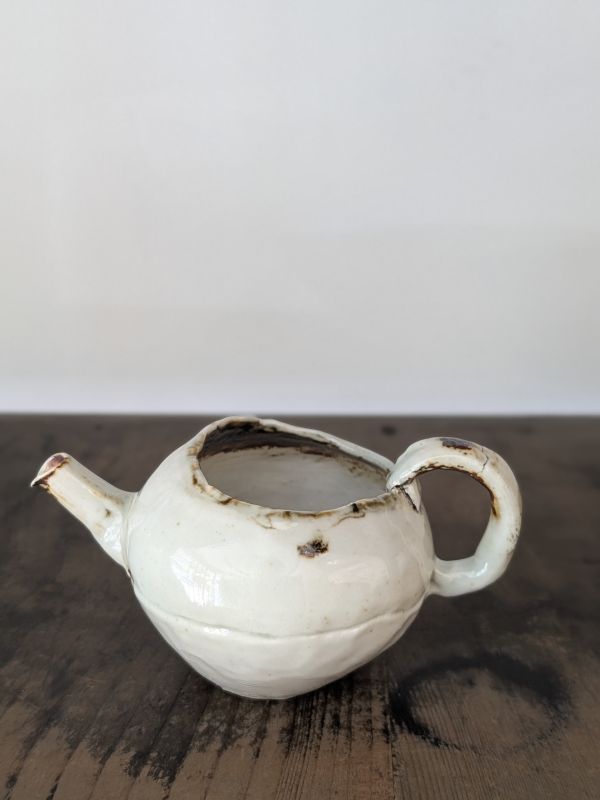 吳慧芳 ｜個性手捏 悠哉壺 《形式之外 Beyond Form》｜吳慧芳 個展
 
當器物不再服膺傳統形式,
創作的秩序,是否能從土裡自由生長？
來自苗栗、深耕陶藝十五年的創作者吳慧芳,長年研習絞胎技法與釉色配製,於火與土之間累積數百次窯燒經驗。此次個展,她選擇放下過往熟悉的節奏與邏輯,以全新釉色與形式語彙,展開一次更靠近內在感知的創作轉身。