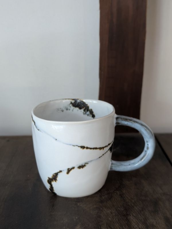 吳慧芳 ｜潑墨 把杯 《形式之外 Beyond Form》｜吳慧芳 個展
 
當器物不再服膺傳統形式,
創作的秩序,是否能從土裡自由生長？
來自苗栗、深耕陶藝十五年的創作者吳慧芳,長年研習絞胎技法與釉色配製,於火與土之間累積數百次窯燒經驗。此次個展,她選擇放下過往熟悉的節奏與邏輯,以全新釉色與形式語彙,展開一次更靠近內在感知的創作轉身。
