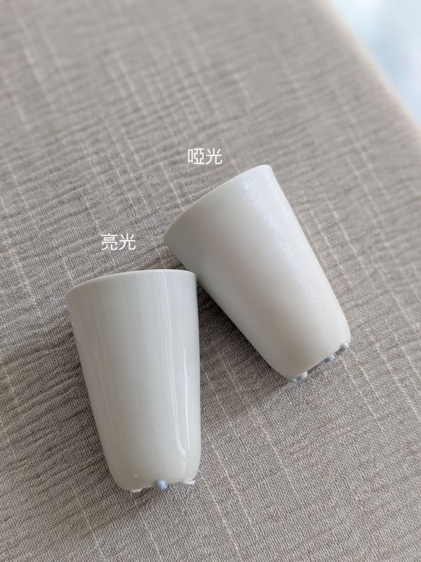 張慢 青瓷聞香杯 作品多藉由輕柔小心的動作產生指向,在日常感知中搜尋相關記憶,以拆解與重組細微視角,梳理自然及現成物的輪廓與痕跡,讓他們變得輕盈自在、中性,保有更多空間自我詮釋。陶瓷僅是創作的媒材之一,無需限制於實用與非實用、工藝與藝術之間,作品的形成,即是我記錄生活的習慣與方式,人的記憶有限,瞬間記憶更是容易消散,我想將如同視覺暫留的種種,保留在生活當中。