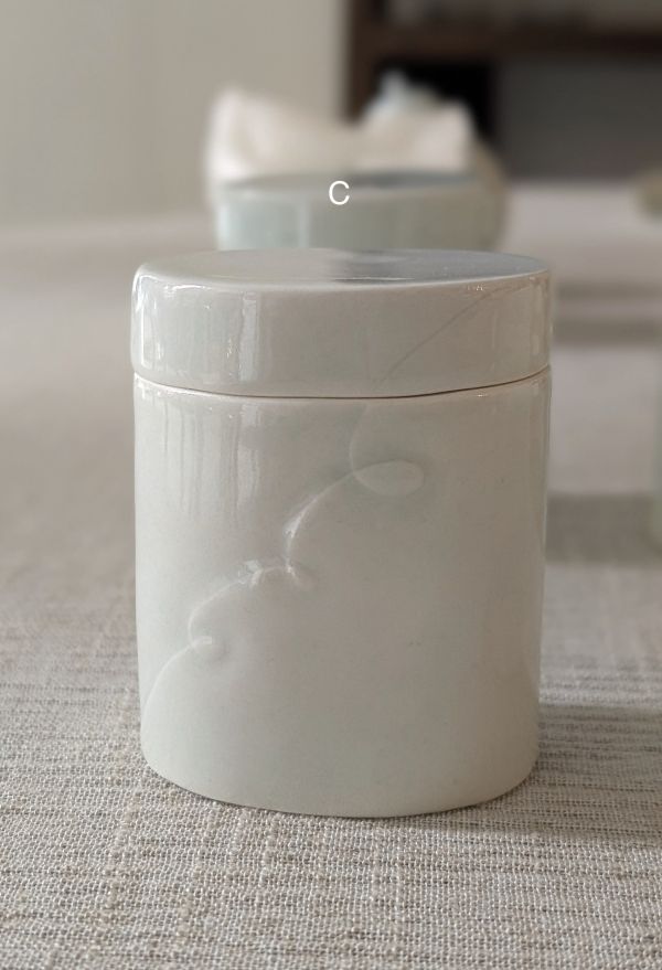 張慢 橢圓青瓷茶倉(亮光) 作品多藉由輕柔小心的動作產生指向,在日常感知中搜尋相關記憶,以拆解與重組細微視角,梳理自然及現成物的輪廓與痕跡,讓他們變得輕盈自在、中性,保有更多空間自我詮釋。陶瓷僅是創作的媒材之一,無需限制於實用與非實用、工藝與藝術之間,作品的形成,即是我記錄生活的習慣與方式,人的記憶有限,瞬間記憶更是容易消散,我想將如同視覺暫留的種種,保留在生活當中。