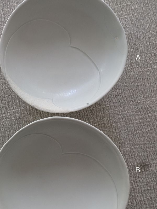 張慢 青白瓷方足高台(啞光) 作品多藉由輕柔小心的動作產生指向,在日常感知中搜尋相關記憶,以拆解與重組細微視角,梳理自然及現成物的輪廓與痕跡,讓他們變得輕盈自在、中性,保有更多空間自我詮釋。陶瓷僅是創作的媒材之一,無需限制於實用與非實用、工藝與藝術之間,作品的形成,即是我記錄生活的習慣與方式,人的記憶有限,瞬間記憶更是容易消散,我想將如同視覺暫留的種種,保留在生活當中。