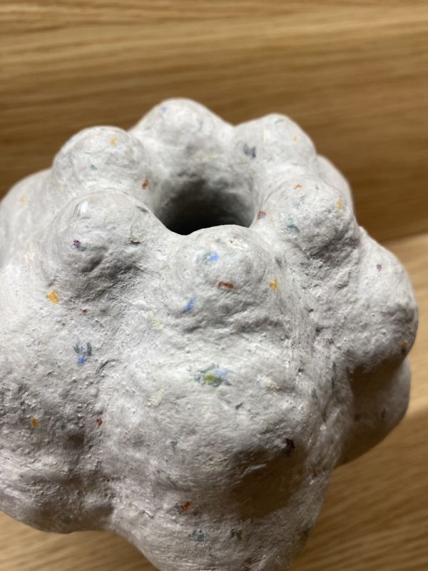 日青屾行 紙塑花器-2 落日酒矸系列》紙塑系列花器 作品

「酒矸倘賣嘸 酒矸倘賣嘸…… 」源自兒時記憶的歌曲,此系列花器都是以日常可得的玻璃瓶罐為基底,外觀搭配創作上擅長使用的材料「紙漿」塑造,強化本身的實用性,也強調材料本身的再生性。

外型上參照植物或是有機體去變形,也不全然都是自行塑造出來,有時也依附瓶罐本身的造型下去做變化,因此每一隻花器本身都略有不同,也享受這種很隨機性的創作過程。顏色表現上喜歡不飽和
