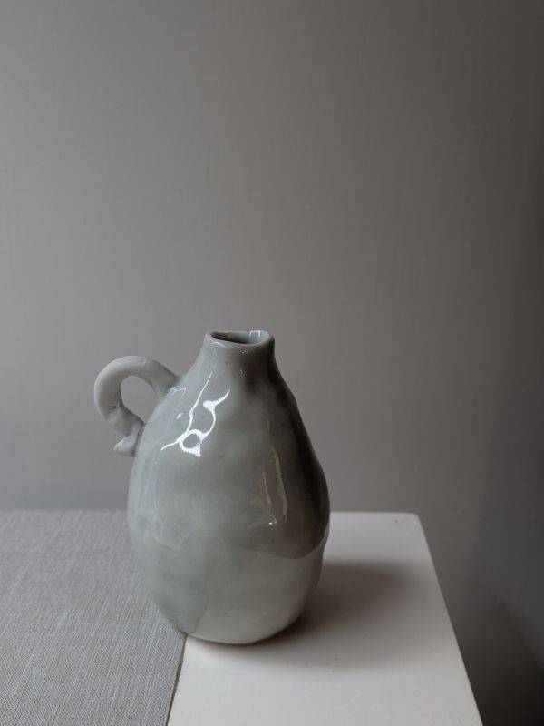 吳慧芳 ｜胖花器系列 《形式之外 Beyond Form》｜吳慧芳 個展
 
當器物不再服膺傳統形式,
創作的秩序,是否能從土裡自由生長？
來自苗栗、深耕陶藝十五年的創作者吳慧芳,長年研習絞胎技法與釉色配製,於火與土之間累積數百次窯燒經驗。此次個展,她選擇放下過往熟悉的節奏與邏輯,以全新釉色與形式語彙,展開一次更靠近內在感知的創作轉身。