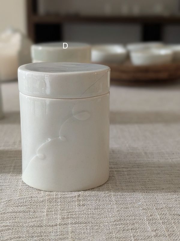張慢 橢圓青瓷茶倉(亮光) 作品多藉由輕柔小心的動作產生指向,在日常感知中搜尋相關記憶,以拆解與重組細微視角,梳理自然及現成物的輪廓與痕跡,讓他們變得輕盈自在、中性,保有更多空間自我詮釋。陶瓷僅是創作的媒材之一,無需限制於實用與非實用、工藝與藝術之間,作品的形成,即是我記錄生活的習慣與方式,人的記憶有限,瞬間記憶更是容易消散,我想將如同視覺暫留的種種,保留在生活當中。