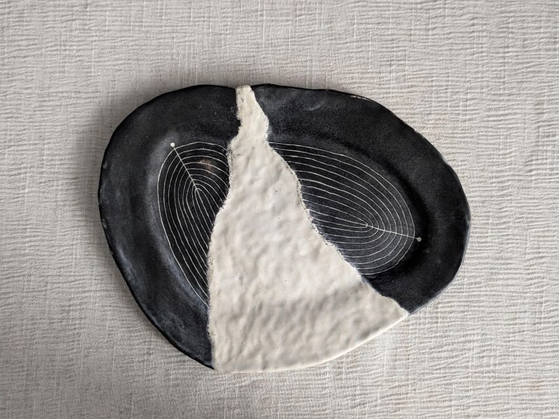 椪小雨 個展 盤-1 陶藝 陶土 手工器皿 傷痕 療癒 可愛 自我療癒 陶器 家飾 藝術 雕塑