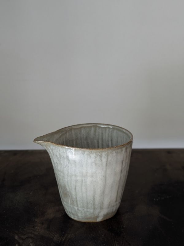 吳慧芳 ｜線條灰 茶海 《形式之外 Beyond Form》｜吳慧芳 個展
 
當器物不再服膺傳統形式,
創作的秩序,是否能從土裡自由生長？
來自苗栗、深耕陶藝十五年的創作者吳慧芳,長年研習絞胎技法與釉色配製,於火與土之間累積數百次窯燒經驗。此次個展,她選擇放下過往熟悉的節奏與邏輯,以全新釉色與形式語彙,展開一次更靠近內在感知的創作轉身。