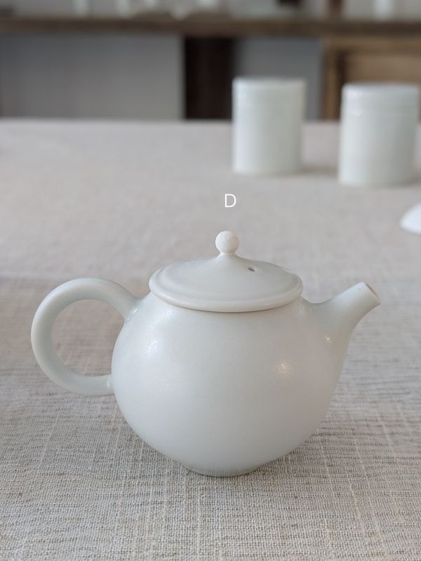 張慢 青瓷茶壺 作品多藉由輕柔小心的動作產生指向,在日常感知中搜尋相關記憶,以拆解與重組細微視角,梳理自然及現成物的輪廓與痕跡,讓他們變得輕盈自在、中性,保有更多空間自我詮釋。陶瓷僅是創作的媒材之一,無需限制於實用與非實用、工藝與藝術之間,作品的形成,即是我記錄生活的習慣與方式,人的記憶有限,瞬間記憶更是容易消散,我想將如同視覺暫留的種種,保留在生活當中。