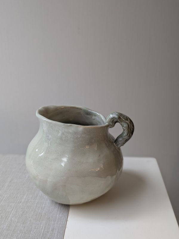 吳慧芳 ｜胖花器系列 《形式之外 Beyond Form》｜吳慧芳 個展
 
當器物不再服膺傳統形式,
創作的秩序,是否能從土裡自由生長？
來自苗栗、深耕陶藝十五年的創作者吳慧芳,長年研習絞胎技法與釉色配製,於火與土之間累積數百次窯燒經驗。此次個展,她選擇放下過往熟悉的節奏與邏輯,以全新釉色與形式語彙,展開一次更靠近內在感知的創作轉身。