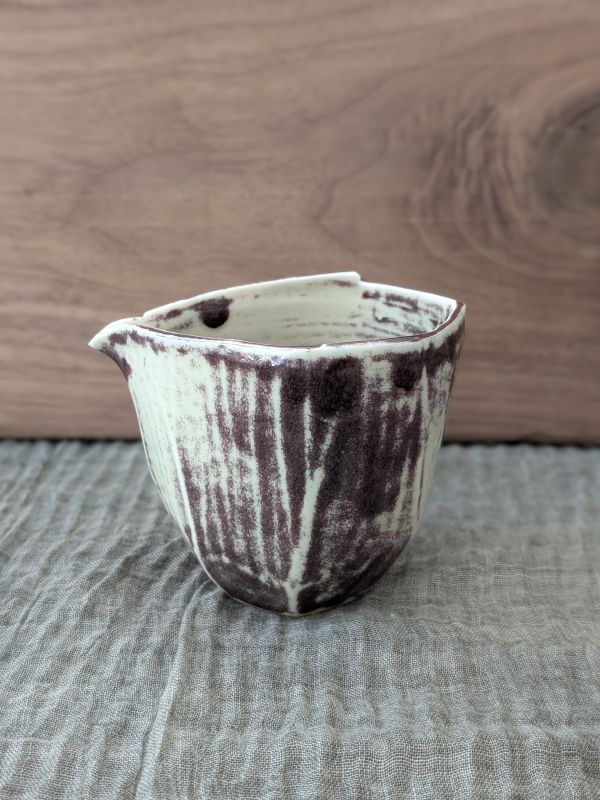 吳慧芳 ｜銅釉紅 茶海 《形式之外 Beyond Form》｜吳慧芳 個展
 
當器物不再服膺傳統形式,
創作的秩序,是否能從土裡自由生長？
來自苗栗、深耕陶藝十五年的創作者吳慧芳,長年研習絞胎技法與釉色配製,於火與土之間累積數百次窯燒經驗。此次個展,她選擇放下過往熟悉的節奏與邏輯,以全新釉色與形式語彙,展開一次更靠近內在感知的創作轉身。