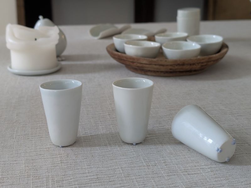 張慢 青瓷聞香杯 作品多藉由輕柔小心的動作產生指向,在日常感知中搜尋相關記憶,以拆解與重組細微視角,梳理自然及現成物的輪廓與痕跡,讓他們變得輕盈自在、中性,保有更多空間自我詮釋。陶瓷僅是創作的媒材之一,無需限制於實用與非實用、工藝與藝術之間,作品的形成,即是我記錄生活的習慣與方式,人的記憶有限,瞬間記憶更是容易消散,我想將如同視覺暫留的種種,保留在生活當中。