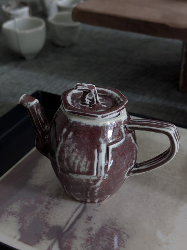 吳慧芳 ｜銅釉紅 茶壺 《形式之外 Beyond Form》｜吳慧芳 個展
 
當器物不再服膺傳統形式,
創作的秩序,是否能從土裡自由生長？
來自苗栗、深耕陶藝十五年的創作者吳慧芳,長年研習絞胎技法與釉色配製,於火與土之間累積數百次窯燒經驗。此次個展,她選擇放下過往熟悉的節奏與邏輯,以全新釉色與形式語彙,展開一次更靠近內在感知的創作轉身。
