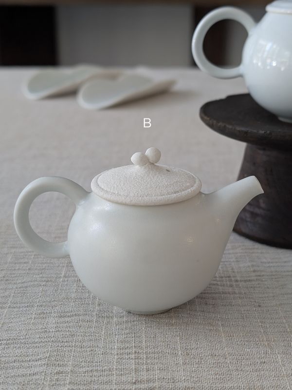 張慢 青瓷茶壺 作品多藉由輕柔小心的動作產生指向,在日常感知中搜尋相關記憶,以拆解與重組細微視角,梳理自然及現成物的輪廓與痕跡,讓他們變得輕盈自在、中性,保有更多空間自我詮釋。陶瓷僅是創作的媒材之一,無需限制於實用與非實用、工藝與藝術之間,作品的形成,即是我記錄生活的習慣與方式,人的記憶有限,瞬間記憶更是容易消散,我想將如同視覺暫留的種種,保留在生活當中。