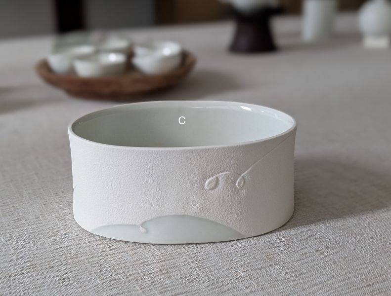 張慢 橢圓盒 壺承/花器 作品多藉由輕柔小心的動作產生指向,在日常感知中搜尋相關記憶,以拆解與重組細微視角,梳理自然及現成物的輪廓與痕跡,讓他們變得輕盈自在、中性,保有更多空間自我詮釋。陶瓷僅是創作的媒材之一,無需限制於實用與非實用、工藝與藝術之間,作品的形成,即是我記錄生活的習慣與方式,人的記憶有限,瞬間記憶更是容易消散,我想將如同視覺暫留的種種,保留在生活當中。