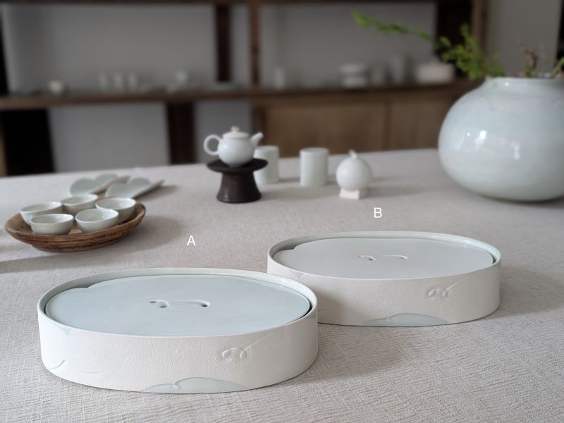 張慢 橢圓青瓷壺承/杯承(大) 作品多藉由輕柔小心的動作產生指向,在日常感知中搜尋相關記憶,以拆解與重組細微視角,梳理自然及現成物的輪廓與痕跡,讓他們變得輕盈自在、中性,保有更多空間自我詮釋。陶瓷僅是創作的媒材之一,無需限制於實用與非實用、工藝與藝術之間,作品的形成,即是我記錄生活的習慣與方式,人的記憶有限,瞬間記憶更是容易消散,我想將如同視覺暫留的種種,保留在生活當中。