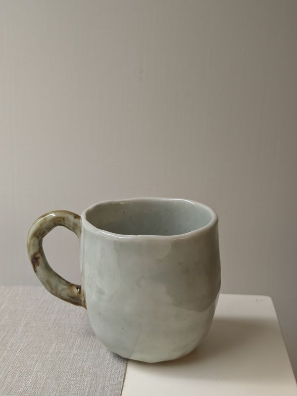 吳慧芳 ｜青葡萄 把杯 《形式之外 Beyond Form》｜吳慧芳 個展
 
當器物不再服膺傳統形式,
創作的秩序,是否能從土裡自由生長？
來自苗栗、深耕陶藝十五年的創作者吳慧芳,長年研習絞胎技法與釉色配製,於火與土之間累積數百次窯燒經驗。此次個展,她選擇放下過往熟悉的節奏與邏輯,以全新釉色與形式語彙,展開一次更靠近內在感知的創作轉身。