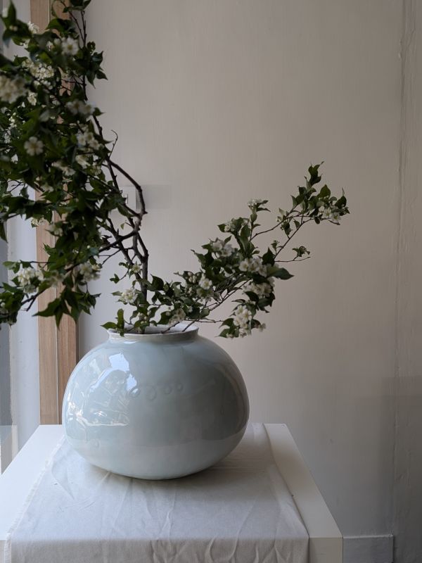 張慢 青瓷大花器 作品多藉由輕柔小心的動作產生指向,在日常感知中搜尋相關記憶,以拆解與重組細微視角,梳理自然及現成物的輪廓與痕跡,讓他們變得輕盈自在、中性,保有更多空間自我詮釋。陶瓷僅是創作的媒材之一,無需限制於實用與非實用、工藝與藝術之間,作品的形成,即是我記錄生活的習慣與方式,人的記憶有限,瞬間記憶更是容易消散,我想將如同視覺暫留的種種,保留在生活當中。