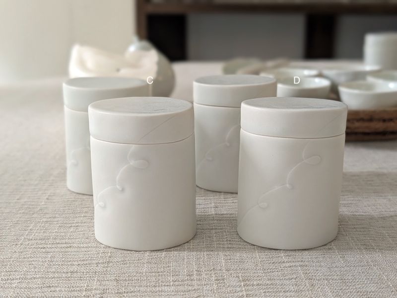 張慢 橢圓青白瓷茶倉(啞光) 作品多藉由輕柔小心的動作產生指向,在日常感知中搜尋相關記憶,以拆解與重組細微視角,梳理自然及現成物的輪廓與痕跡,讓他們變得輕盈自在、中性,保有更多空間自我詮釋。陶瓷僅是創作的媒材之一,無需限制於實用與非實用、工藝與藝術之間,作品的形成,即是我記錄生活的習慣與方式,人的記憶有限,瞬間記憶更是容易消散,我想將如同視覺暫留的種種,保留在生活當中。