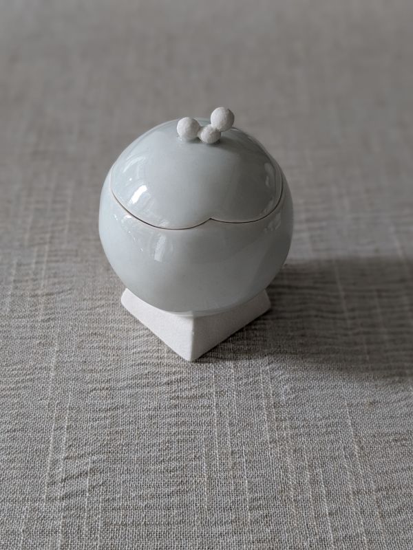 張慢 球型無香蠟燭罐 作品多藉由輕柔小心的動作產生指向,在日常感知中搜尋相關記憶,以拆解與重組細微視角,梳理自然及現成物的輪廓與痕跡,讓他們變得輕盈自在、中性,保有更多空間自我詮釋。陶瓷僅是創作的媒材之一,無需限制於實用與非實用、工藝與藝術之間,作品的形成,即是我記錄生活的習慣與方式,人的記憶有限,瞬間記憶更是容易消散,我想將如同視覺暫留的種種,保留在生活當中。
