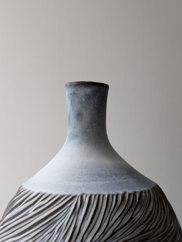 吳慧芳 ｜刻紋大花瓶 《形式之外 Beyond Form》｜吳慧芳 個展
 
當器物不再服膺傳統形式,
創作的秩序,是否能從土裡自由生長？
來自苗栗、深耕陶藝十五年的創作者吳慧芳,長年研習絞胎技法與釉色配製,於火與土之間累積數百次窯燒經驗。此次個展,她選擇放下過往熟悉的節奏與邏輯,以全新釉色與形式語彙,展開一次更靠近內在感知的創作轉身。