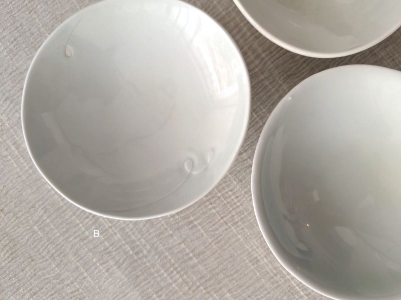 張慢 青瓷方足高台(亮光) 作品多藉由輕柔小心的動作產生指向,在日常感知中搜尋相關記憶,以拆解與重組細微視角,梳理自然及現成物的輪廓與痕跡,讓他們變得輕盈自在、中性,保有更多空間自我詮釋。陶瓷僅是創作的媒材之一,無需限制於實用與非實用、工藝與藝術之間,作品的形成,即是我記錄生活的習慣與方式,人的記憶有限,瞬間記憶更是容易消散,我想將如同視覺暫留的種種,保留在生活當中。